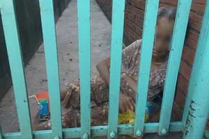 Con gái đánh mẹ già 70 tuổi vì ‘mẹ ngu’