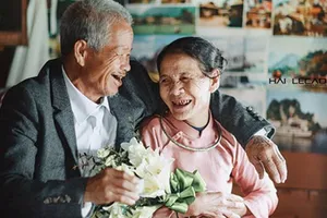 Bộ ảnh cưới tuổi 80 ở bãi sông Hồng