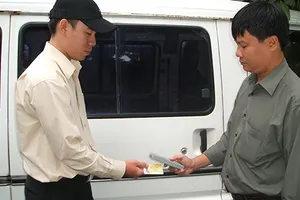 Tiền trợ giá đi xe buýt phải trả về cho dân