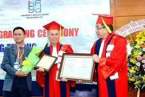 Phong hàm giáo sư danh dự cho ‘bác sĩ có phép lạ’