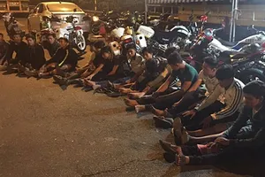  ‘Quái xế’ chạy mô tô phân khối lớn ép xe CSGT