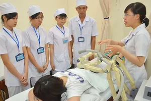 Tốt nghiệp Trung y được phân công nhiệm vụ làm bác sĩ là đúng