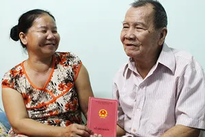 TP.HCM: Cán bộ đến tận nhà lo sổ đỏ, hộ khẩu...