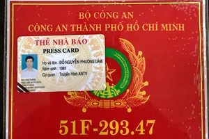Gắn đèn ưu tiên, chìa thẻ nhà báo giả khi bị kiểm tra
