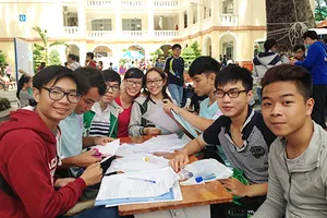 Khó cấm sinh viên bình luận dung tục