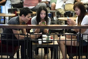 Được thưởng nếu ăn mà không xài điện thoại 