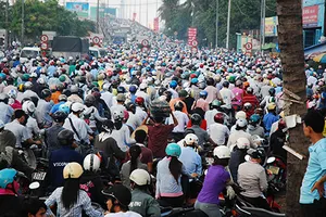 Sau kỳ nghỉ giỗ tổ Hùng Vương: TP.HCM xe ùn ứ cục bộ, Hà Nội đông đúc