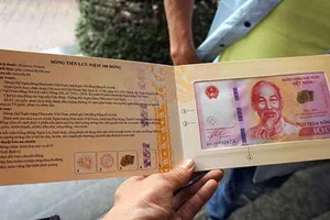 Hôm nay TP.HCM chính thức bán tiền lưu niệm 100 đồng