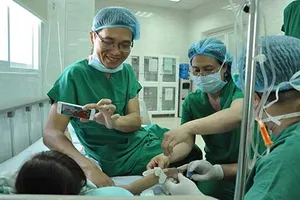 ‘Từ mai con có ngón tay rồi...!’