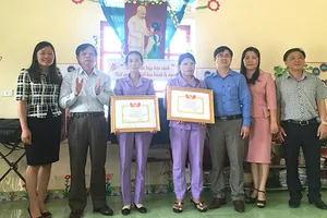 Khen thưởng hai cô giáo dũng cảm cứu trò bị ong rừng tấn công