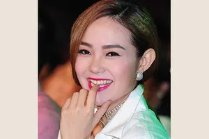 Minh Hằng đạp xe lọc nước dưới màn ánh sáng khủng