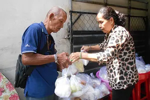 Cả phường tụm lại nấu cơm cho người nghèo