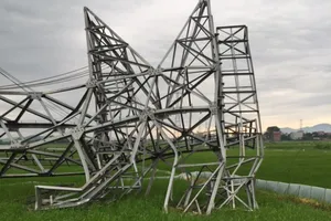 Phó thủ tướng yêu cầu kiểm tra sự cố gãy cột điện 500 kV