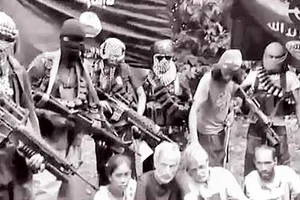 Không được tiền chuộc, phiến quân Abu Sayyaf giết con tin Canada 