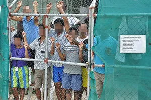 Úc và Áo tiếp tục đối xử cứng rắn với người di cư