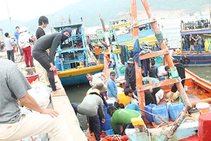 Ngư dân miền Trung tiếp tục ra khơi 