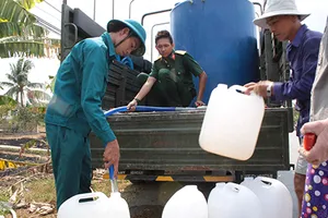 Bộ đội chở nước miễn phí về vùng hạn giúp dân