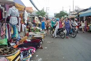 Phạt người mua để dẹp chợ tự phát?