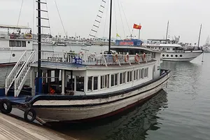 ‘Án tử’ cho tàu lưu trú đêm ở vịnh Hạ Long