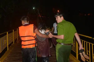 Cảnh sát cứu cô gái uống rượu rồi nhảy hồ tự tử