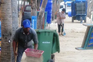 Rây cát làm sạch biển 