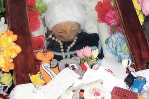 Quan tài cậu bé liên tục bật nắp