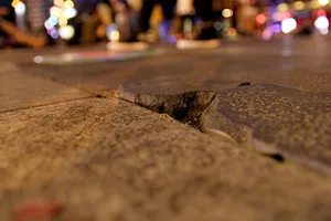 Nắp hầm kỹ thuật phố đi bộ Nguyễn Huệ hư hỏng hàng loạt