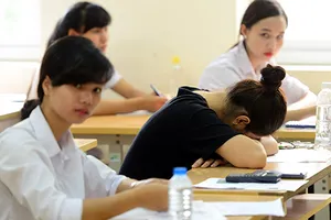 Một tháng thi thử một lần, học sinh bơ phờ 