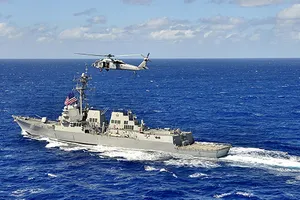 Tàu Mỹ tuần tra gần đá Chữ Thập