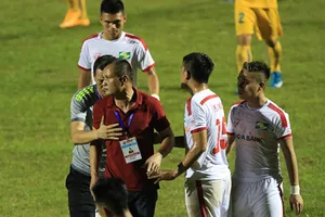 Vòng 10 Toyota V-League : SL Nghệ An vừa đá vừa run