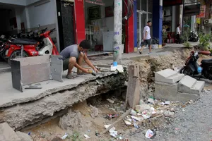 ‘Lòi bản họng’ mới vô được nhà!