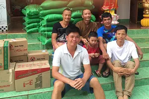 Hậu trường sân quần vợt giải VĐQG: ‘Sống phải biết cho đi…’