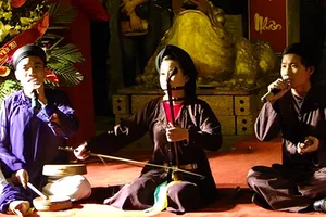 Người trẻ bịt mắt nghe xẩm, ngẫm đời