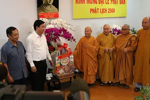 Lãnh đạo TP.HCM chúc mừng đại lễ Phật đản