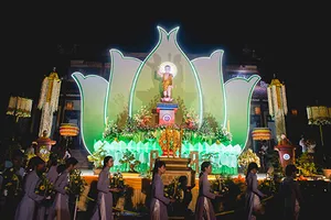 Hàng ngàn người tham gia lễ rước Phật tại Huế