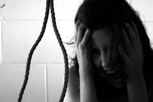 Người chuyển giới dễ tự tử khi người thân từ mặt