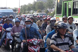 Đường ra cảng Hiệp Phước bị tắc do kẹt xe