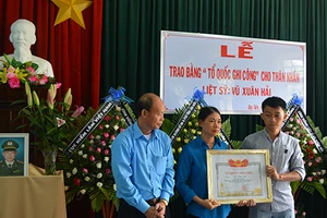 Trao bằng Tổ quốc ghi công cho liệt sĩ kiểm lâm Vũ Xuân Hải 