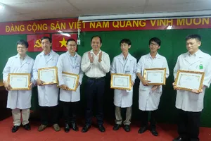 Khen thưởng sáu y, bác sĩ chữa bệnh với kỹ thuật chuyên sâu