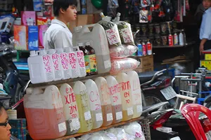 Chỉ TP.HCM siết mua bán hóa chất: Không ăn thua!