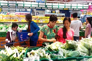 Bắt tay nhau ‘phá vòng vây’ hàng ngoại