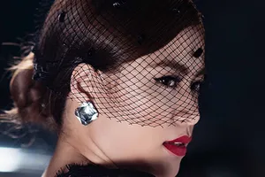 Hoàng Thùy Linh kết hợp với Đinh Hà Uyên Thư