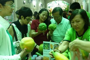 Người thành phố tìm gì ở những phiên chợ sạch?