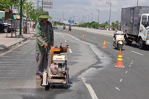 Khó hiểu vỉa hè ‘đè’ nứt đường Phạm Văn Đồng