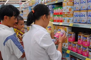 Đã đến lúc phải bỏ 'bàn tay thép' áp trần giá sữa ?