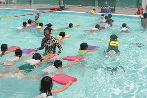 Mang xe đưa đón, dạy bơi miễn phí cho trẻ