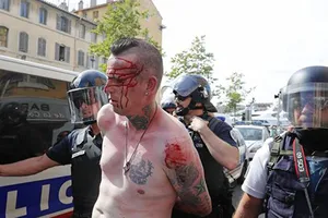 Có một cuộc chiến ngoài sân cỏ