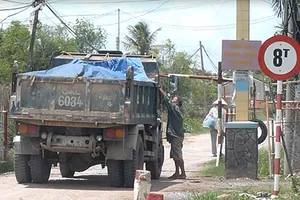 Dân tự chặn đường thu phí xe quá tải