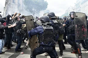 Hàng trăm người biểu tình đập phá tại Paris