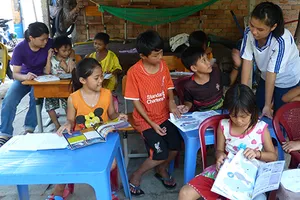 Tích góp từng con chữ cho trẻ tha phương